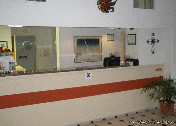 Econo Lodge Йемасси Интерьер фото